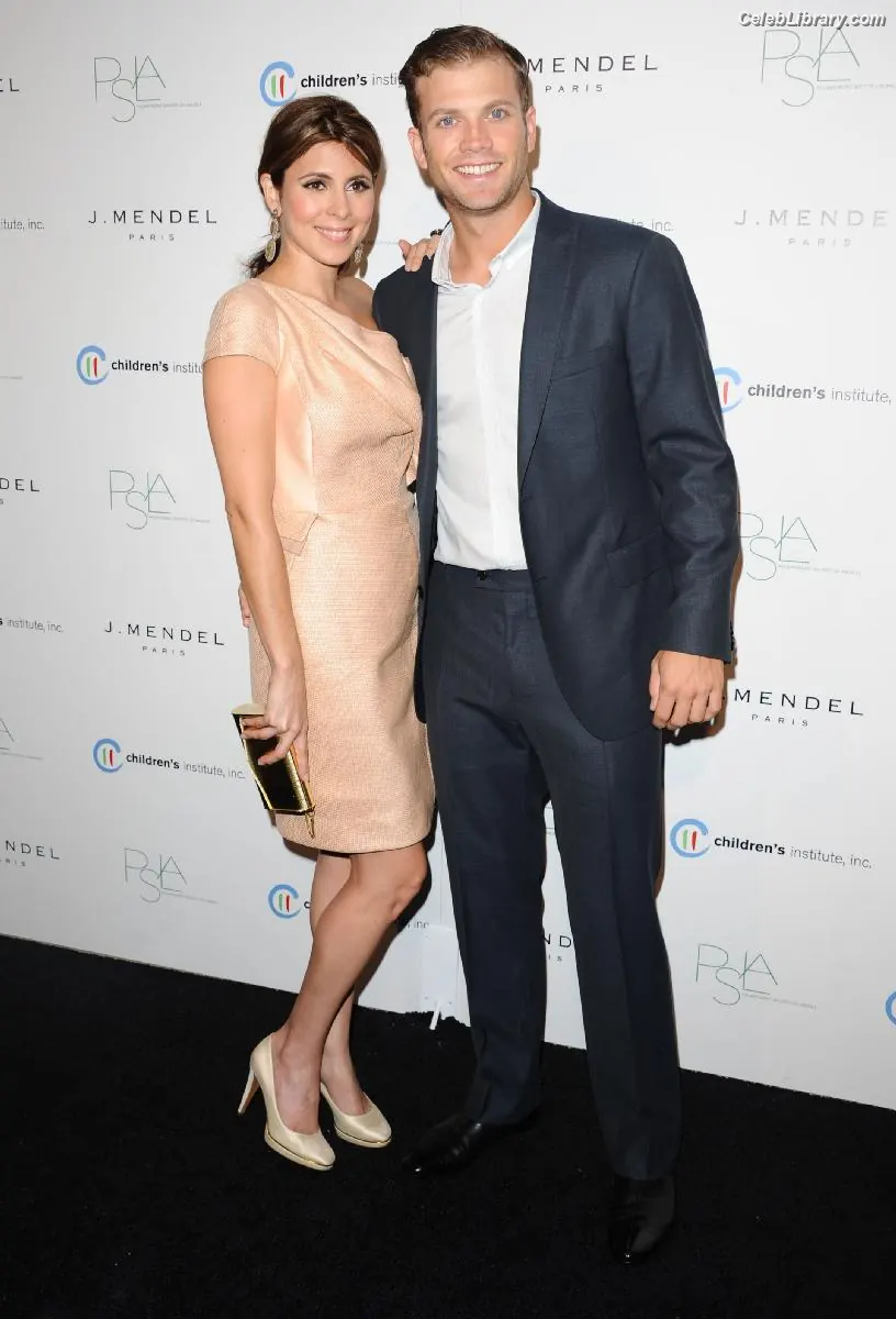 Jamie-Lynn Sigler photo 23 of 156