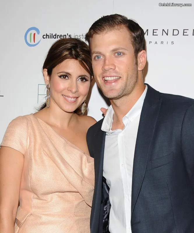 Jamie-Lynn Sigler photo 17 of 154
