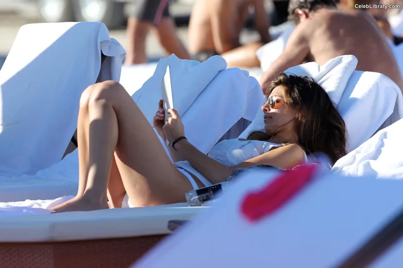 Jamie-Lynn Sigler photo 10 of 154