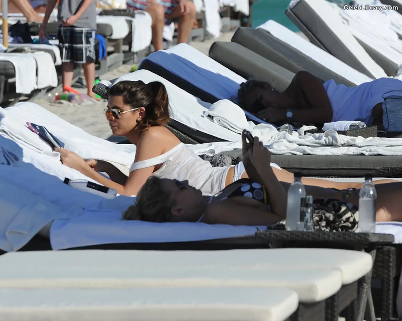 Jamie-Lynn Sigler photo 16 of 154