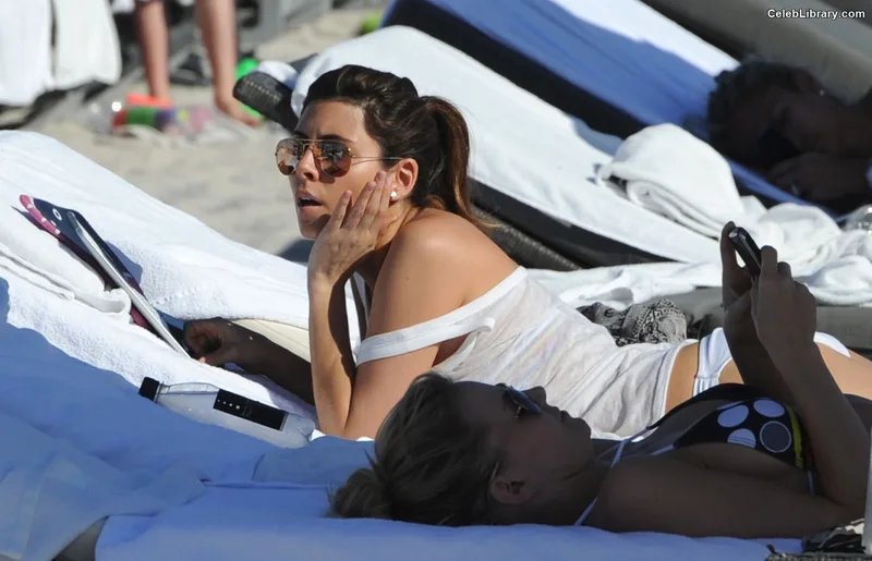 Jamie-Lynn Sigler photo 17 of 154