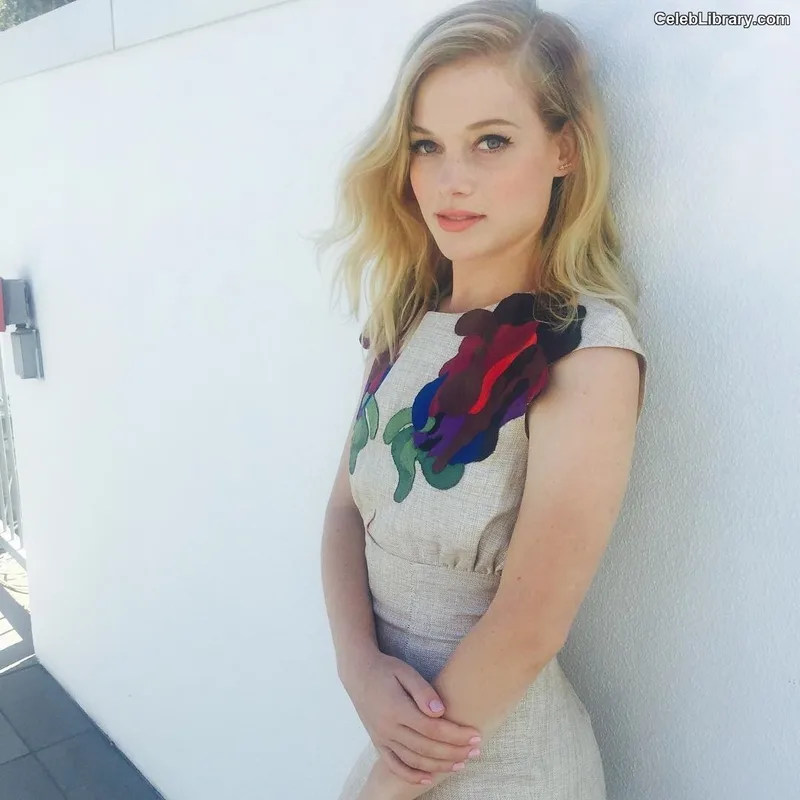 Jane Levy photo 12 of 186