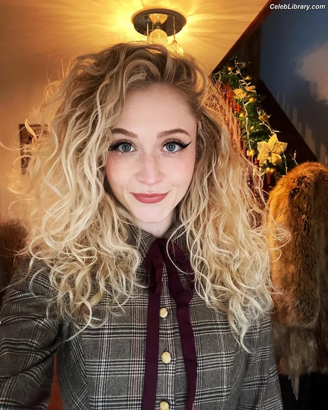 Janet Devlin photo 8 of 288