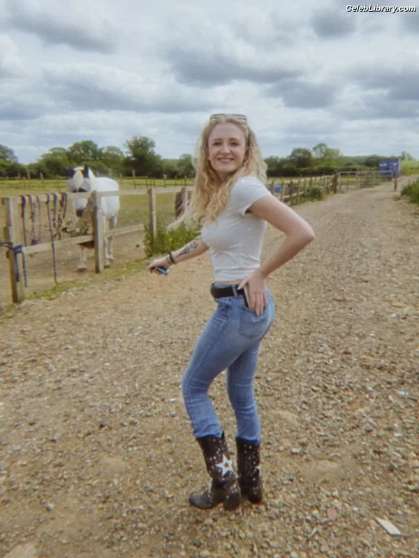 Janet Devlin photo 11 of 288