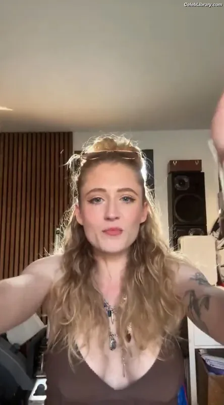 Janet Devlin photo 7 of 288