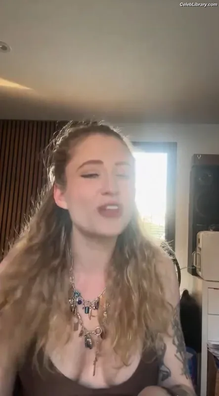 Janet Devlin photo 12 of 288