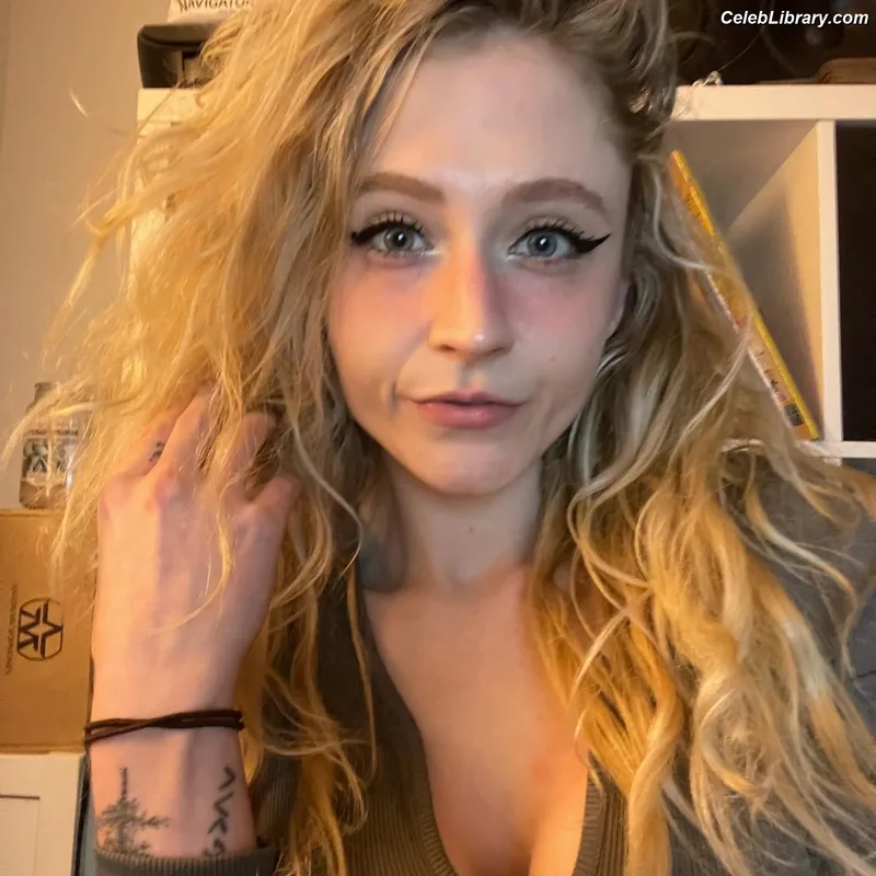 Janet Devlin photo 19 of 288