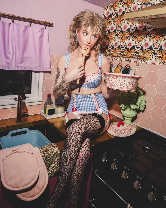 Janet Devlin photo 3 of 288