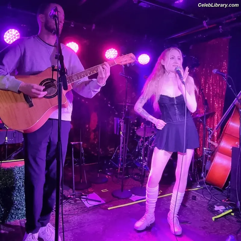 Janet Devlin photo 9 of 288