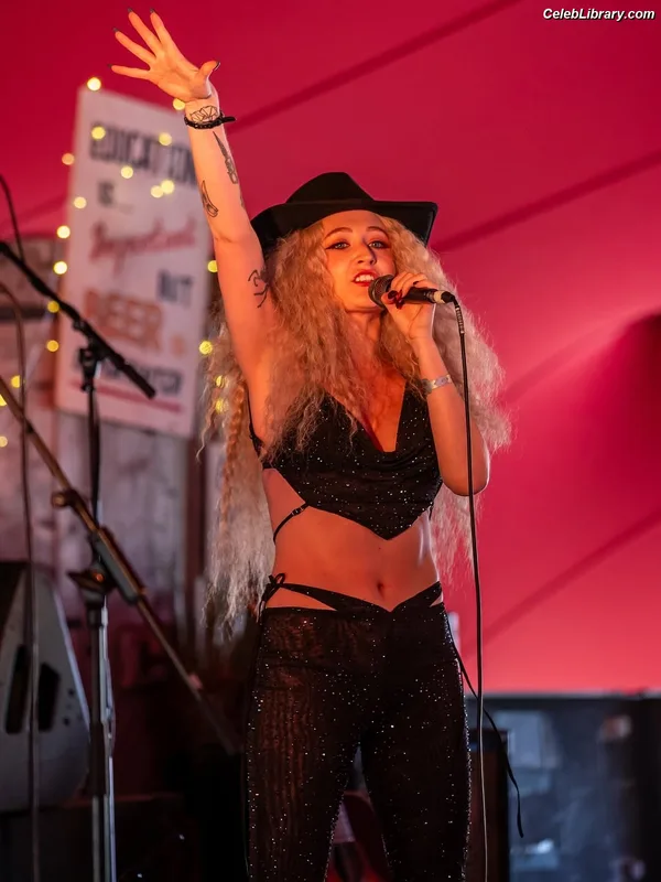 Janet Devlin photo 14 of 288