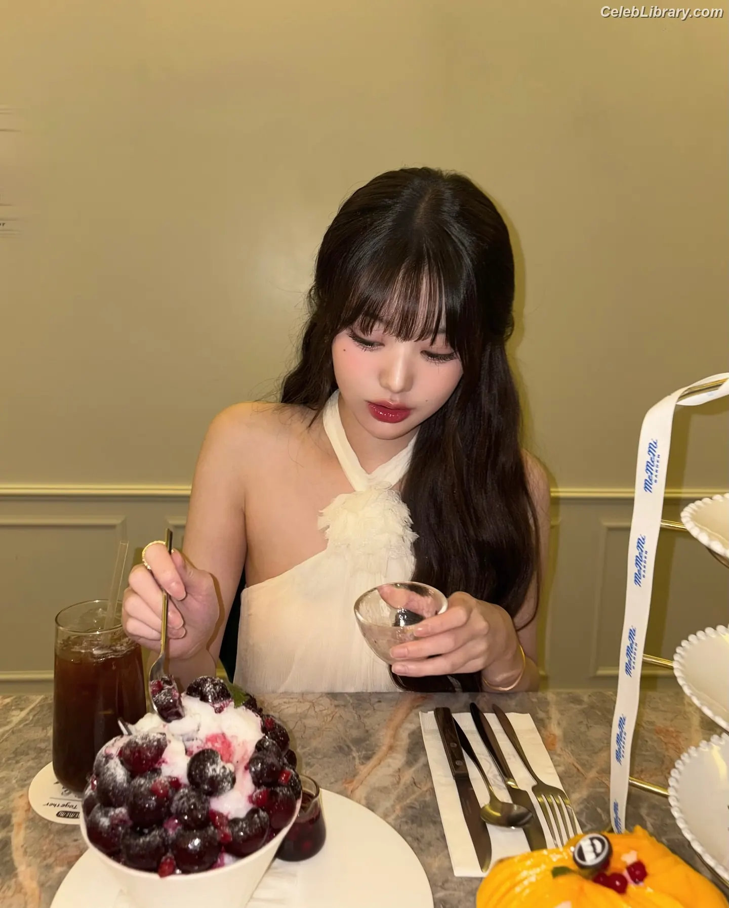 Jang Won-young  장원영 WONYOUNG photo 1 of 5845