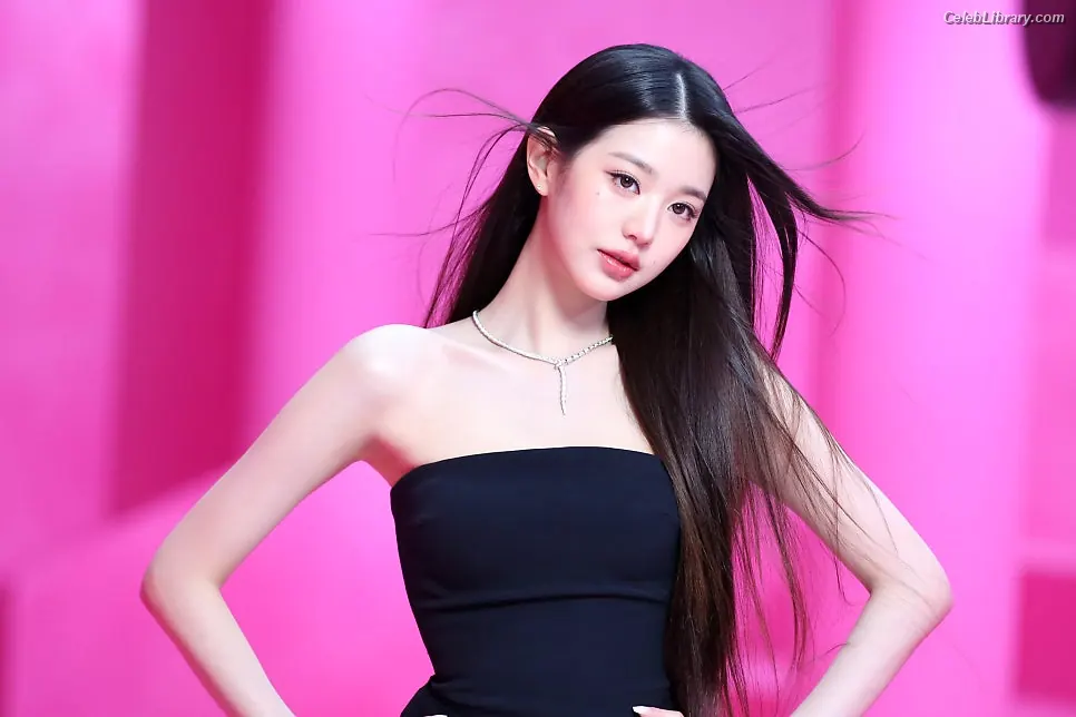 Jang Won-young  장원영 WONYOUNG photo 8 of 5845