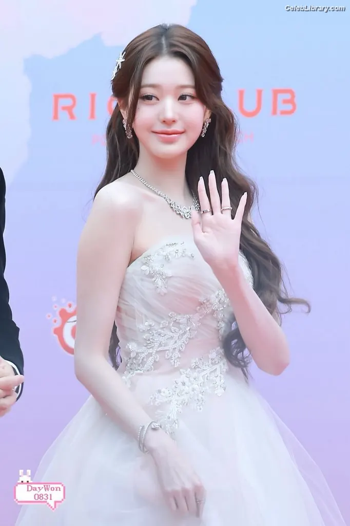 Jang Won-young 장원영 WONYOUNG photo 10 of 5845