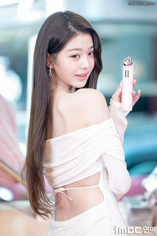 Jang Won-young  장원영 WONYOUNG photo 2 of 5846