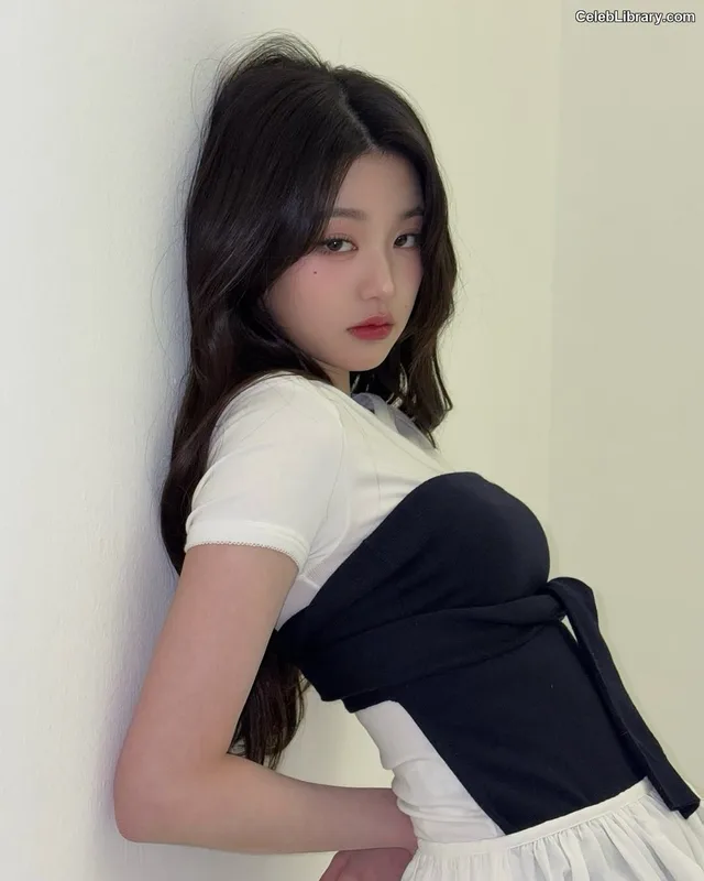 Jang Won-young  장원영 WONYOUNG photo 2 of 5846