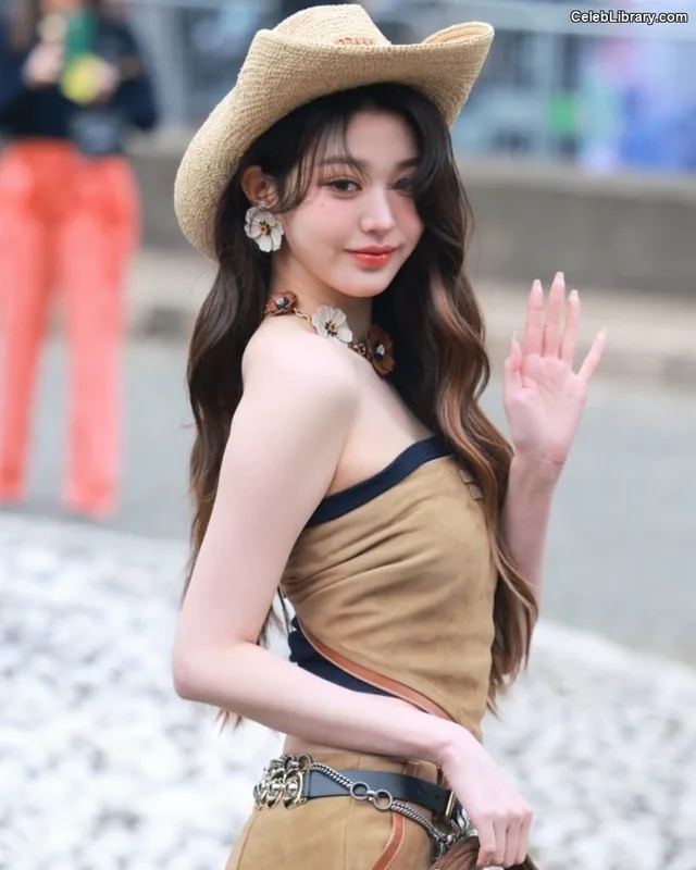 Jang Won-young  장원영 WONYOUNG photo 2 of 5846