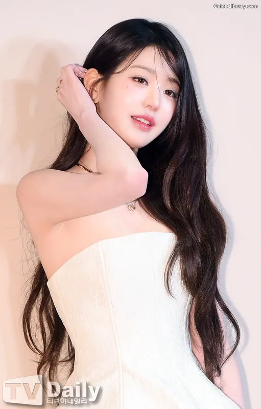 Jang Won-young  장원영 WONYOUNG photo 2 of 5846