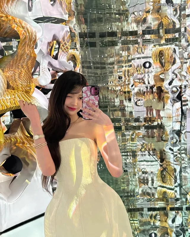Jang Won-young  장원영 WONYOUNG photo 2 of 5846