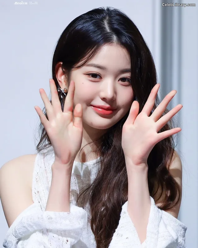 Jang Won-young  장원영 WONYOUNG photo 2 of 5846