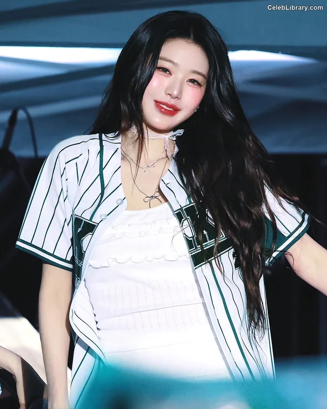Jang Won-young  장원영 WONYOUNG photo 1 of 5846