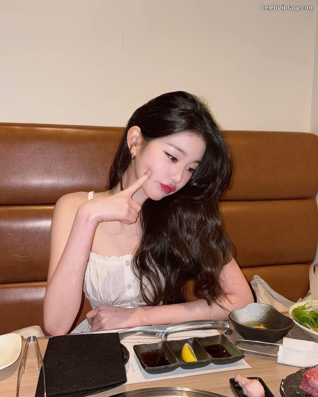 Jang Won-young  장원영 WONYOUNG photo 2 of 5846