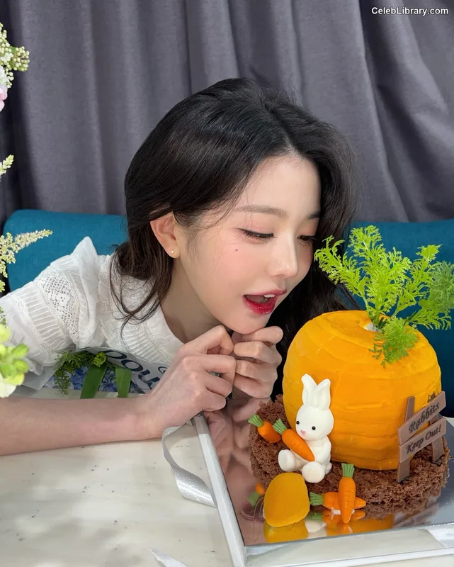 Jang Won-young  장원영 WONYOUNG photo 2 of 5846