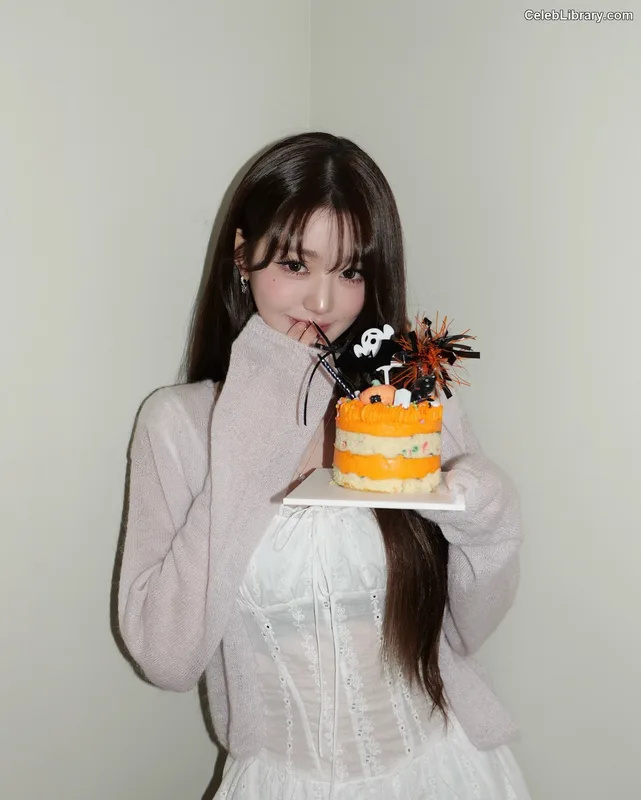 Jang Won-young  장원영 WONYOUNG photo 2 of 5846