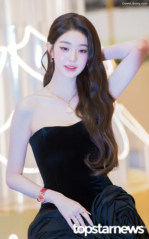 Jang Won-young  장원영 WONYOUNG photo 10 of 5846