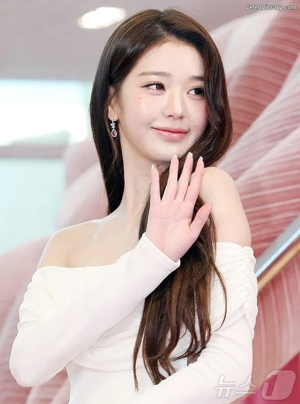 Jang Won-young  장원영 WONYOUNG photo 22 of 5846