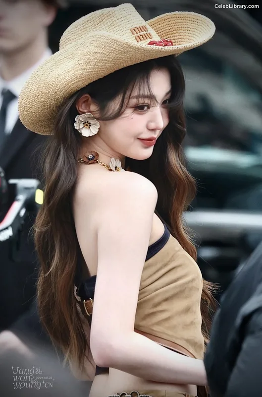 Jang Won-young  장원영 WONYOUNG photo 6 of 5846