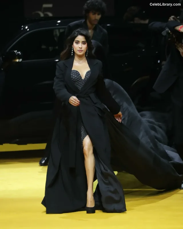Janhvi Kapoor photo 6 of 235