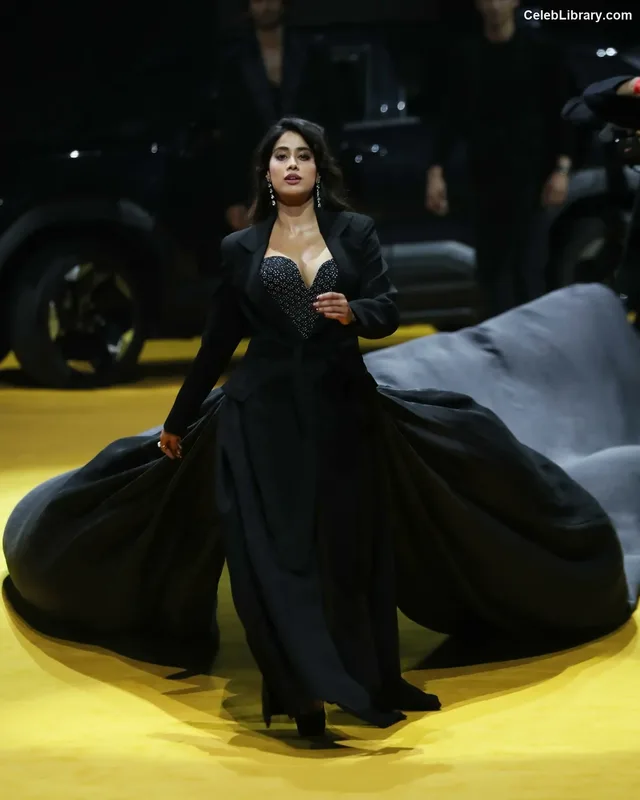 Janhvi Kapoor photo 7 of 235