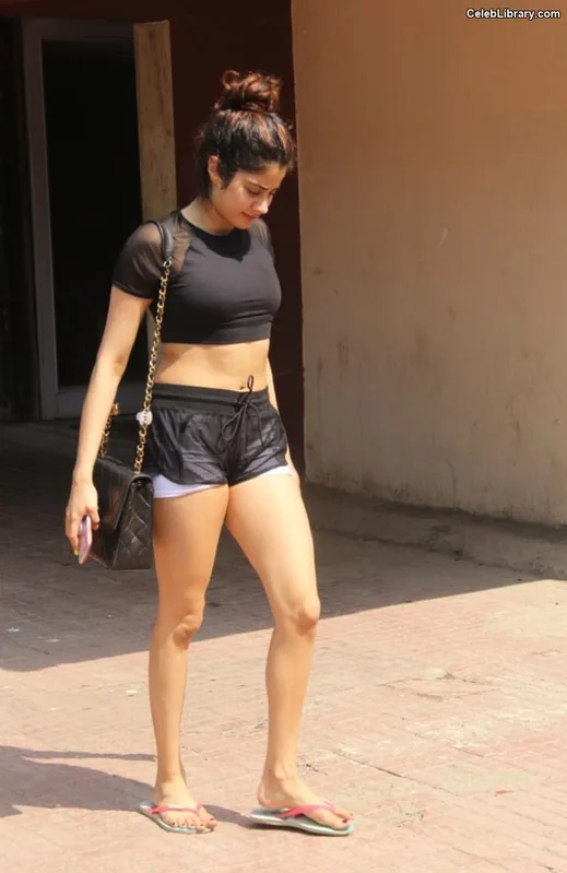 Janhvi Kapoor photo 10 of 235