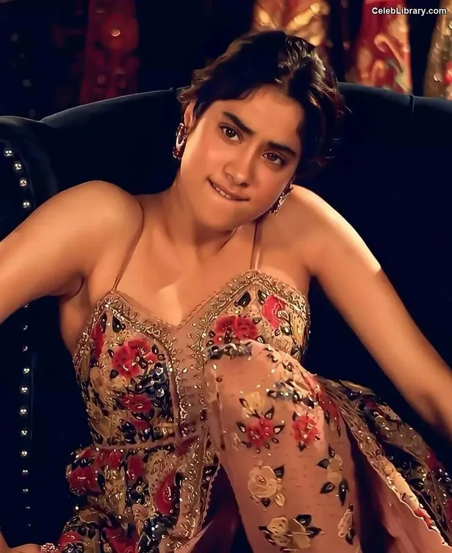 Janhvi Kapoor photo 7 of 235