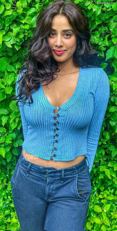 Janhvi Kapoor photo 10 of 235