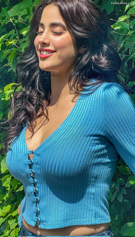 Janhvi Kapoor photo 11 of 235
