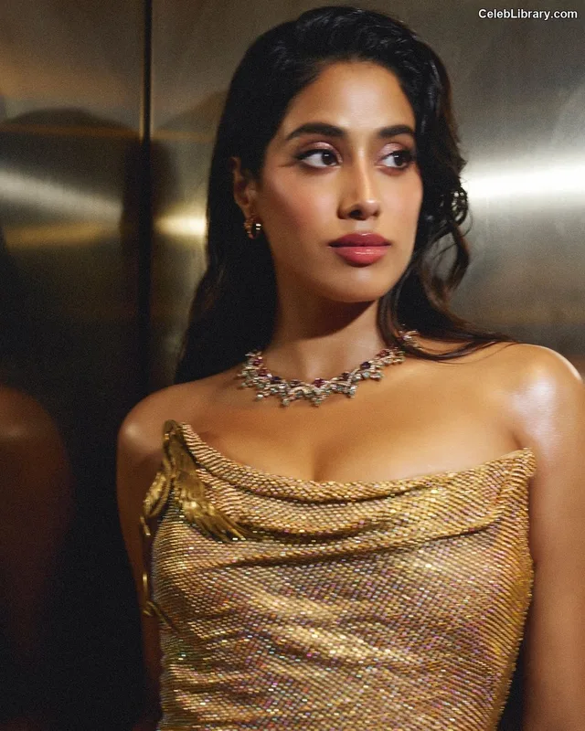 Janhvi Kapoor photo 14 of 235