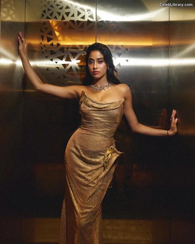 Janhvi Kapoor photo 16 of 235