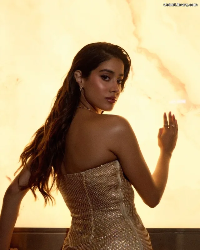 Janhvi Kapoor photo 17 of 235