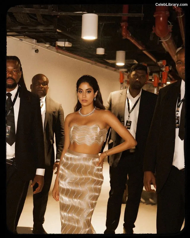 Janhvi Kapoor photo 22 of 235