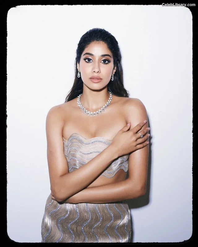 Janhvi Kapoor photo 7 of 235