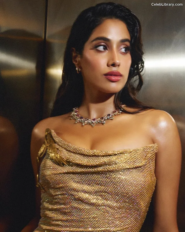 Janhvi Kapoor photo 8 of 235