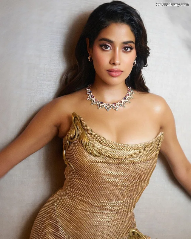Janhvi Kapoor photo 10 of 235