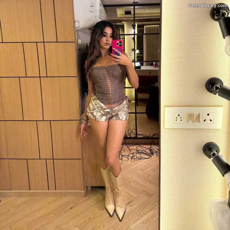 Janhvi Kapoor photo 14 of 235