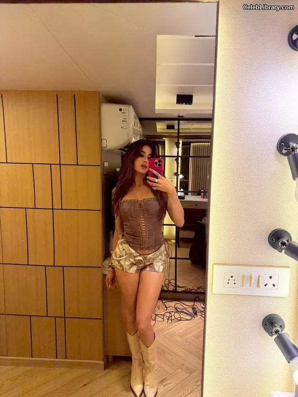Janhvi Kapoor photo 24 of 235