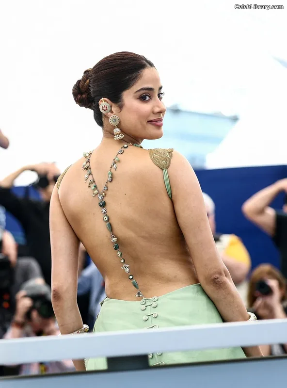 Janhvi Kapoor photo 21 of 235