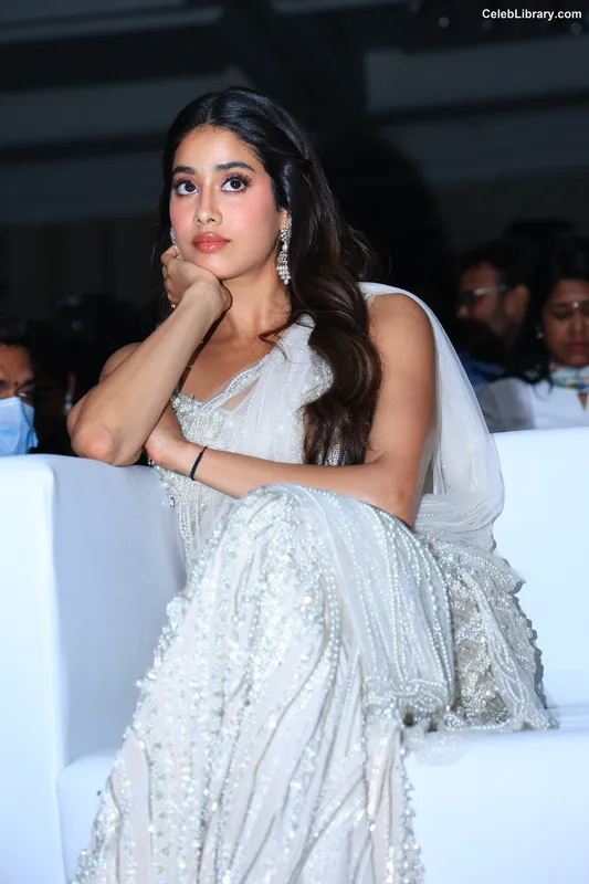 Janhvi Kapoor photo 23 of 235