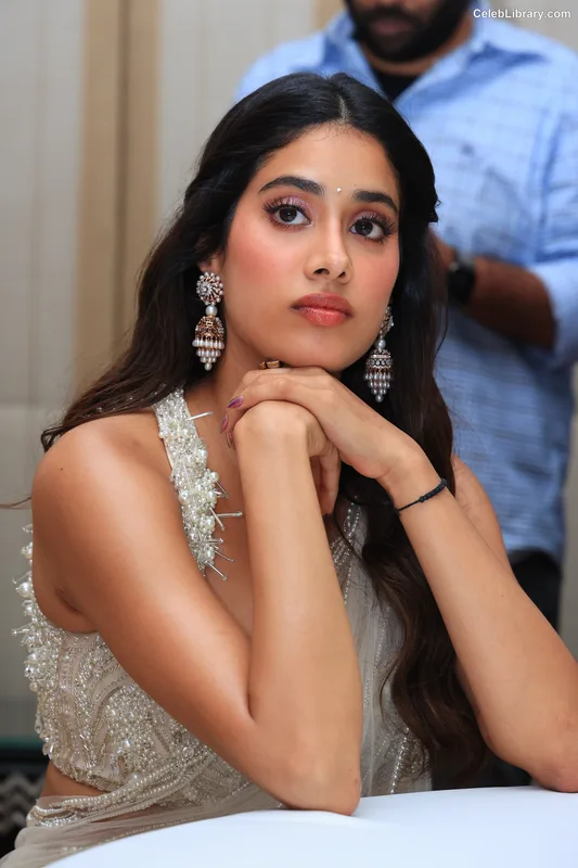 Janhvi Kapoor photo 9 of 235