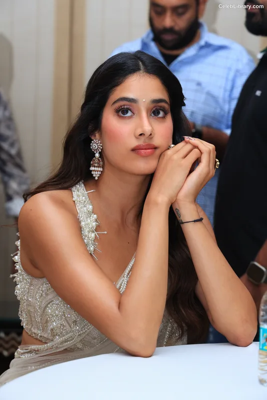 Janhvi Kapoor photo 10 of 235