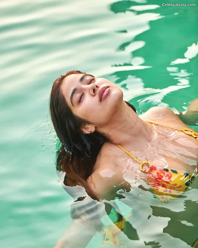Janhvi Kapoor photo 12 of 235